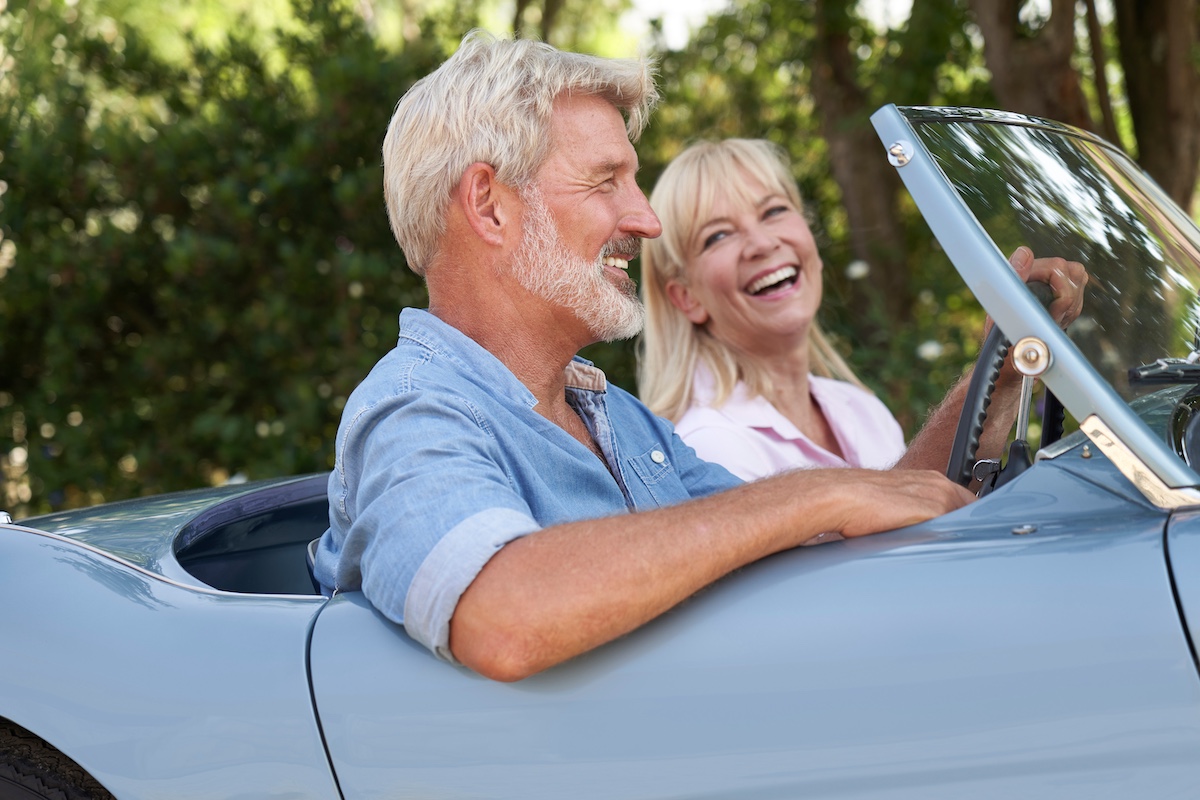 Glückliches Paar in einem Oldtimer