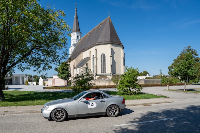 SLK vor Kirche